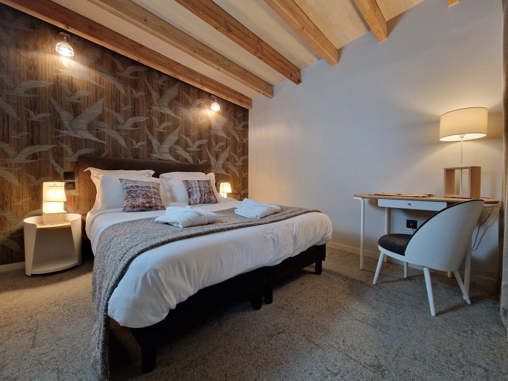 Chambre avec chaise et bureau