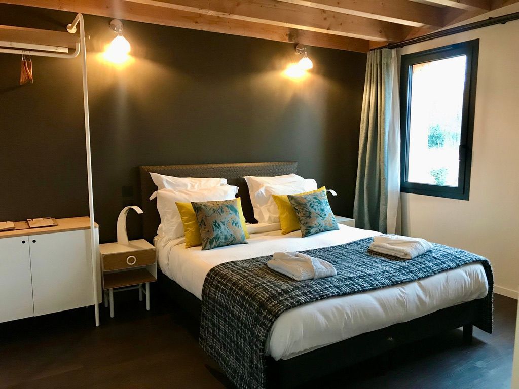 Chambre avec mur vert