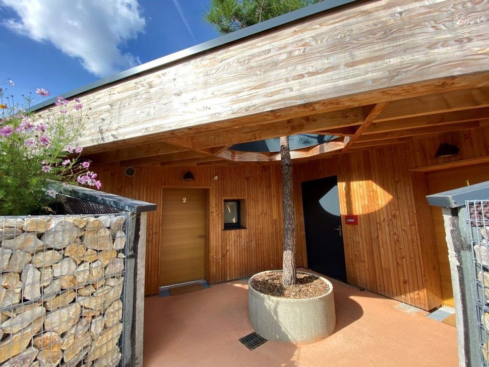 Entrée d'un éco-lodge en bois