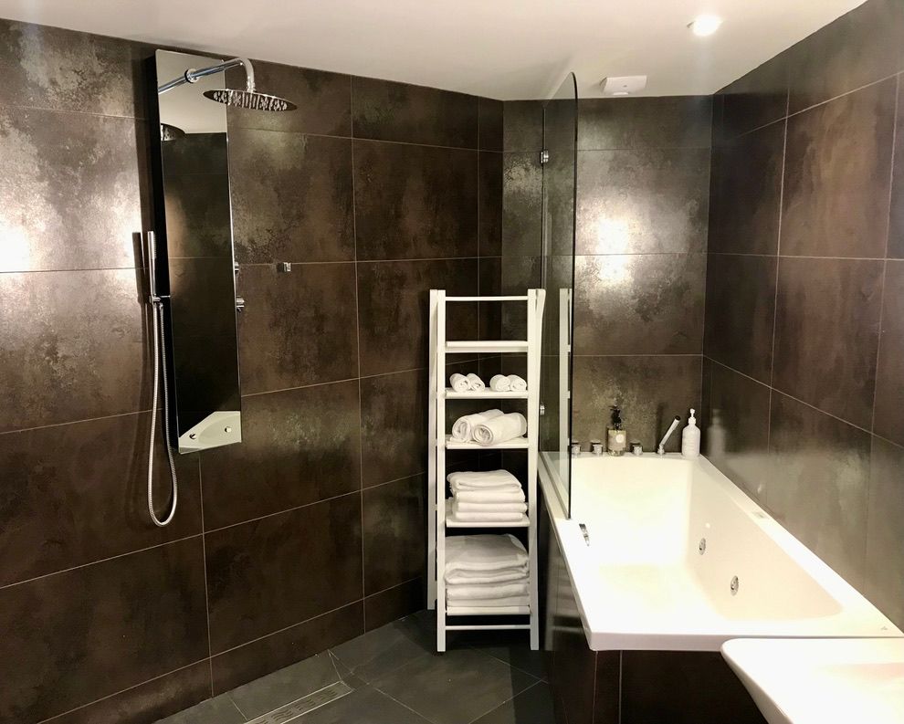 Salle de bain avec une baignoire