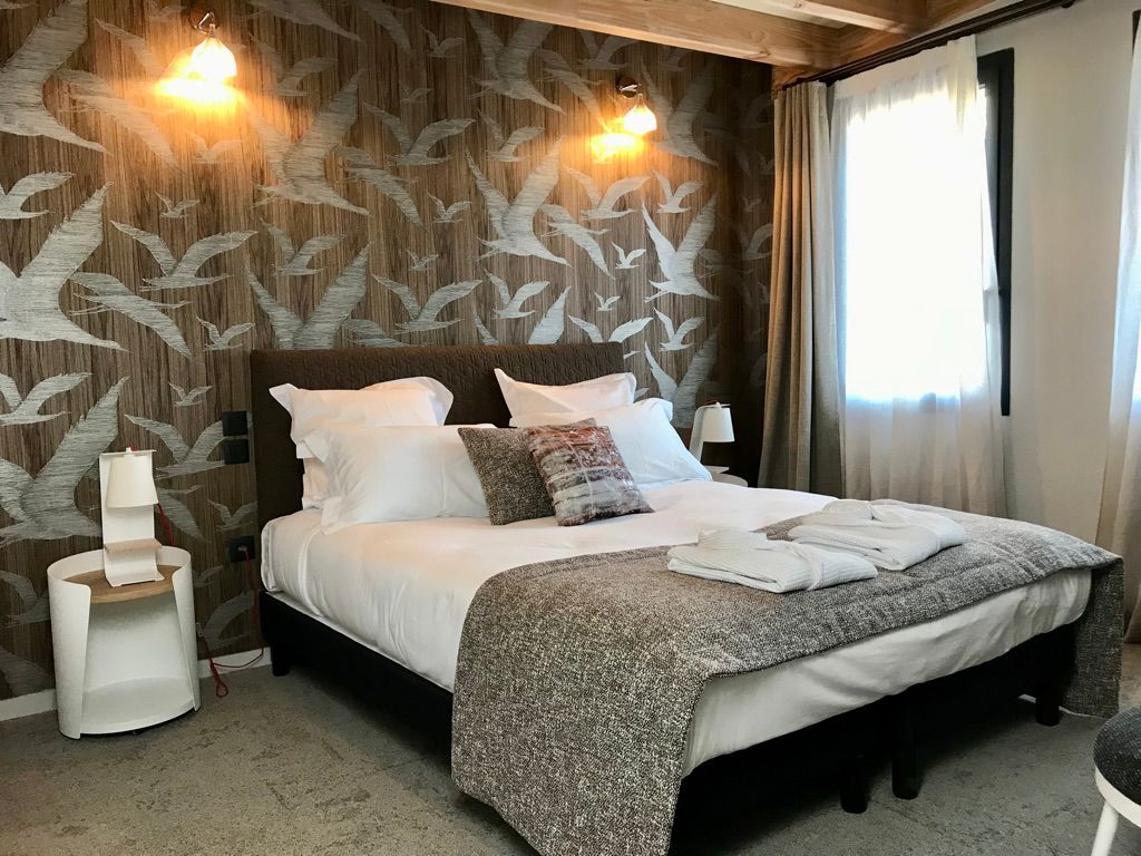 Chambre avec des motifs d'oiseau sur le mur