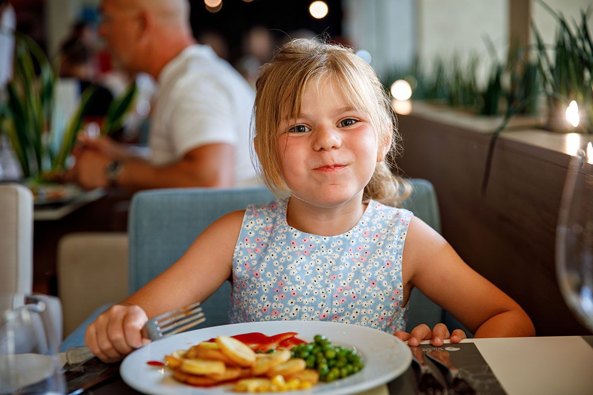 Fillette qui mange des frites