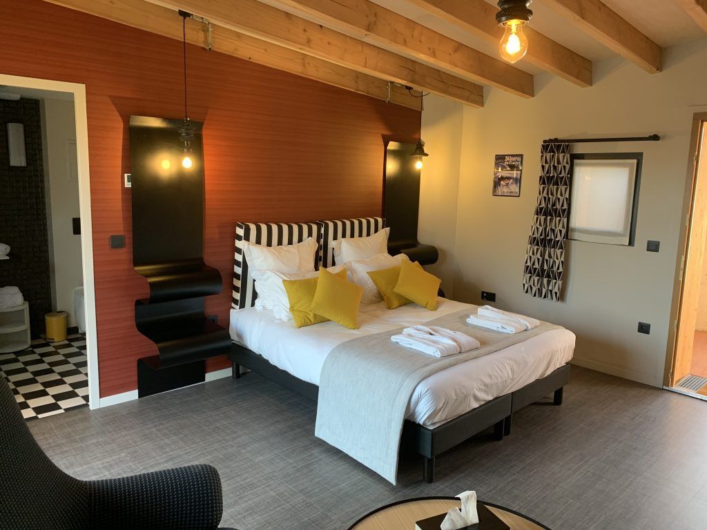 Chambre avec coussin jaune