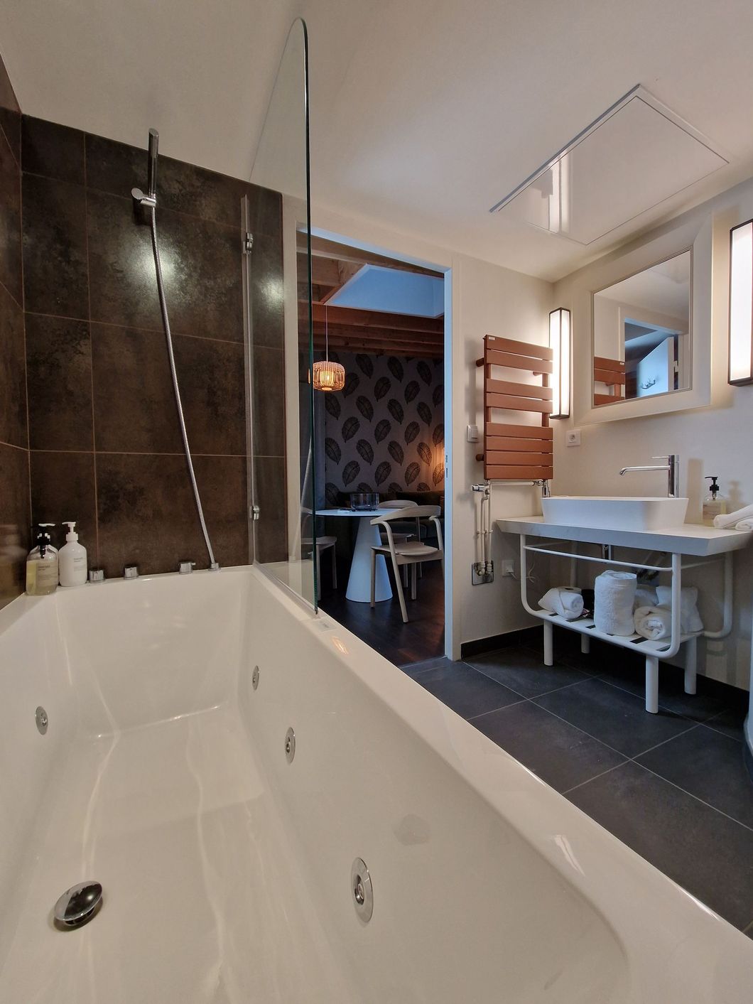 Salle de bains avec baignoire et douche intégrée