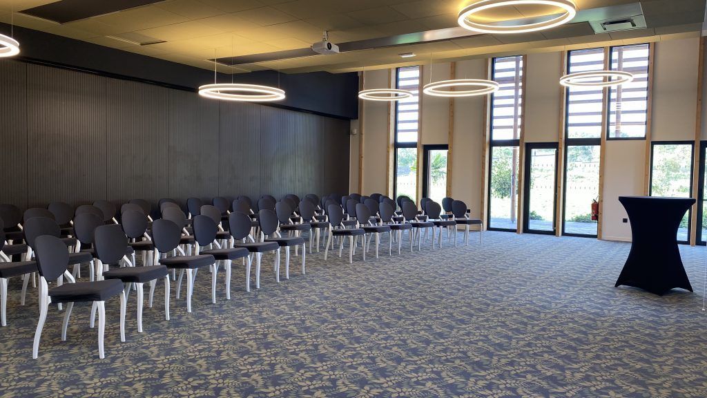 Chaise dans la salle de séminaire