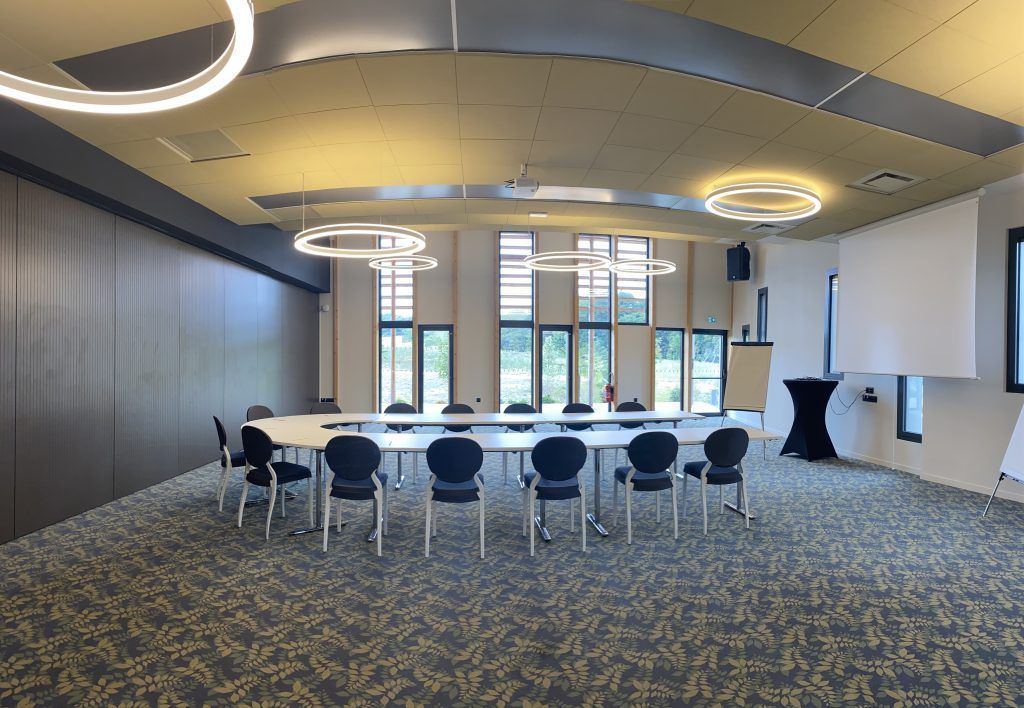 Salle Acacia avec table et chaise