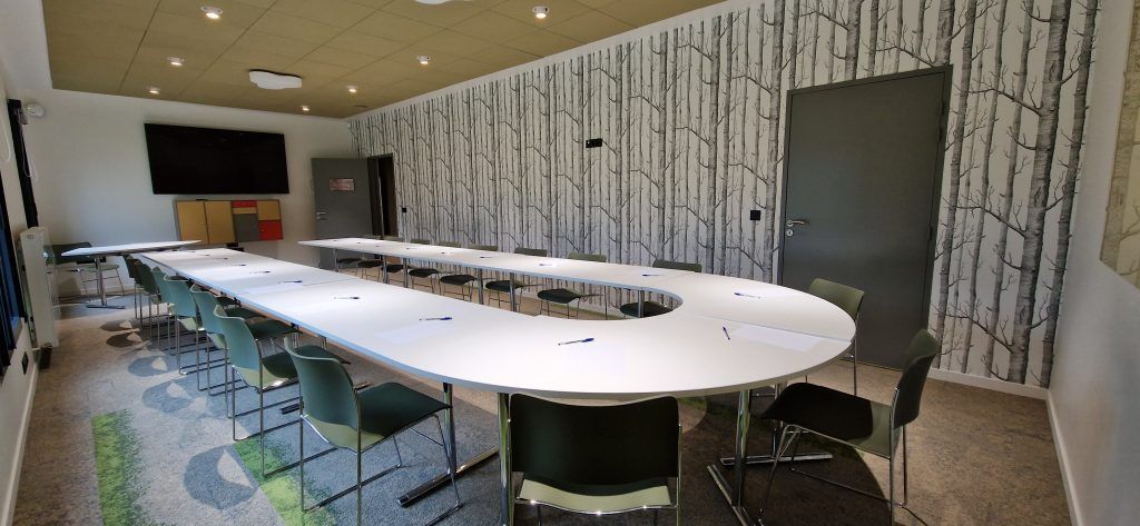 Salle Ecorce avec une grande table en U