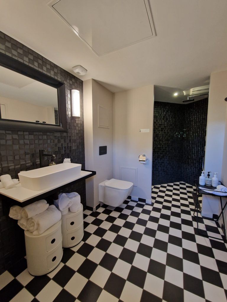 Kitchenette avec table et chaise