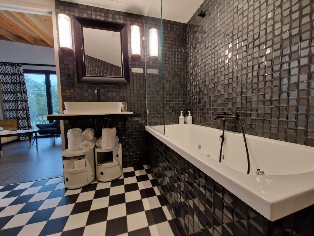 Salle de bain avec baignoire