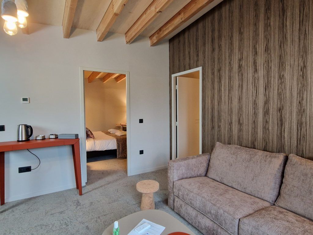 Pièce avec un canapé
