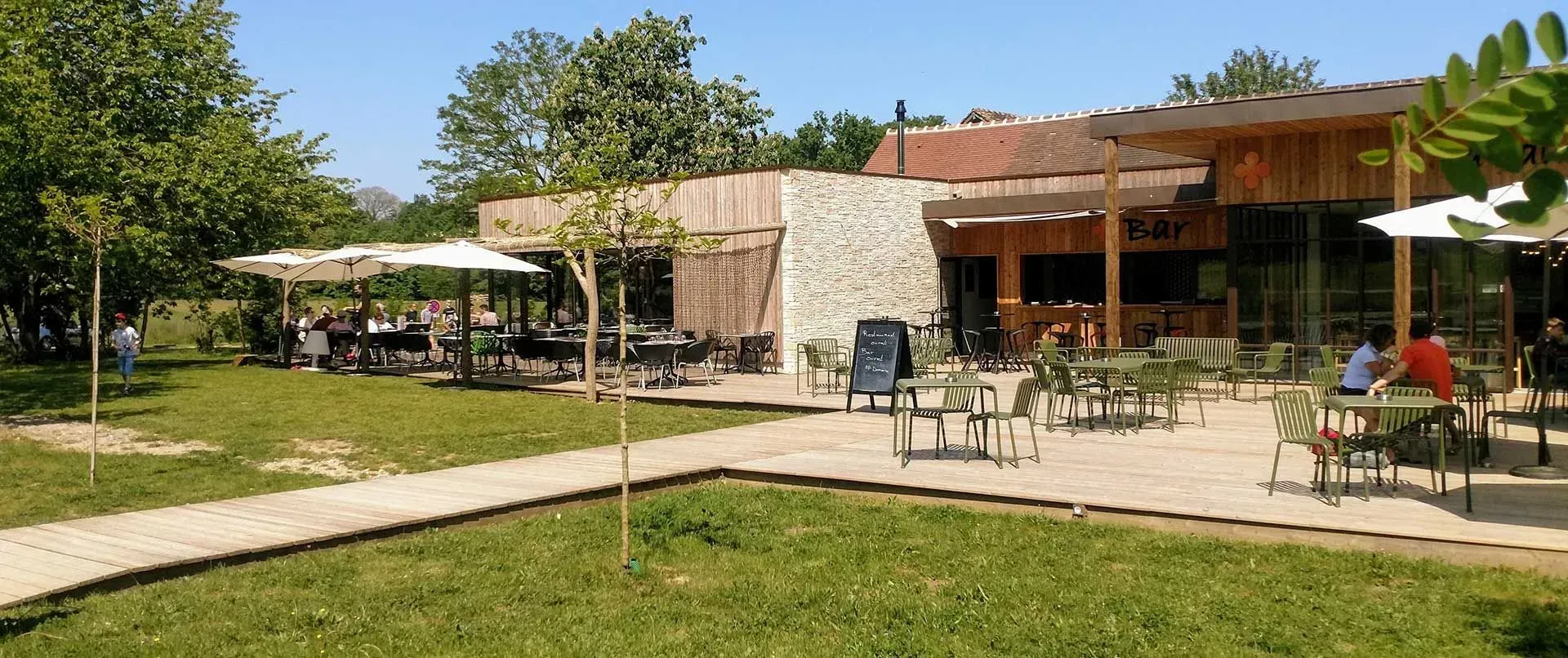 Paillote avec terrasse