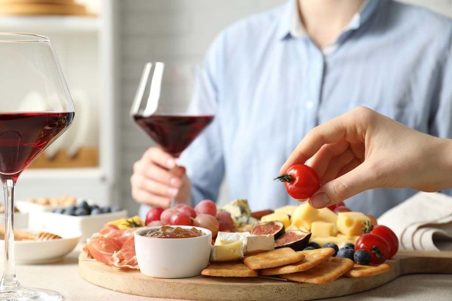 Plateau brunch et verre de vin