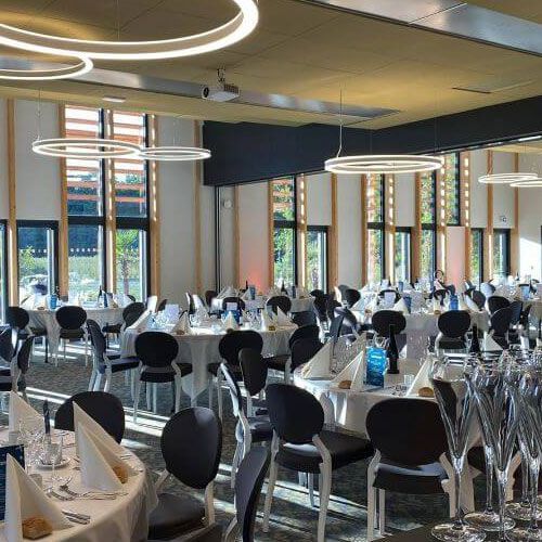 Grande salle avec table et chaise