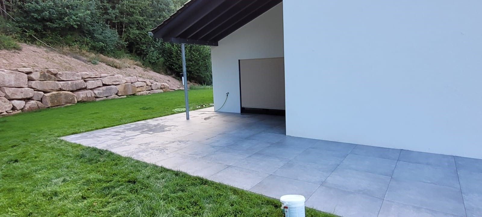 Terassenfliesen verlegt