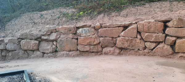 Hangbefestigung mit Findlingen