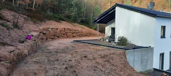 Hangbefestigung mit Findlingen