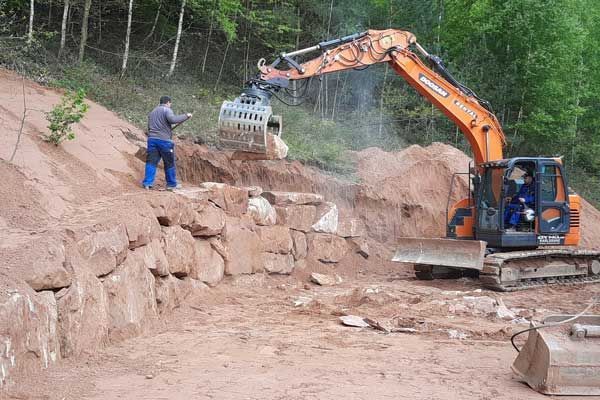Hangbefestigung mit Findlingen
