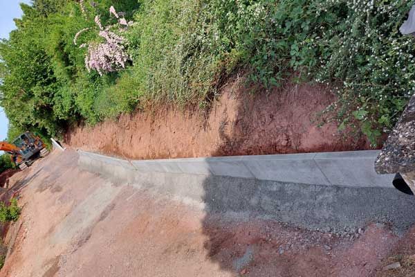 Erstellen einer Zufahrt, Mauerscheiben und Randsteine setzen