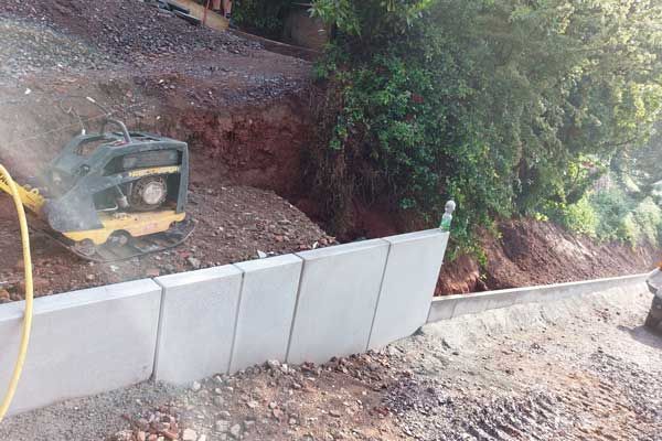 Erstellen einer Zufahrt, Mauerscheiben und Randsteine setzen