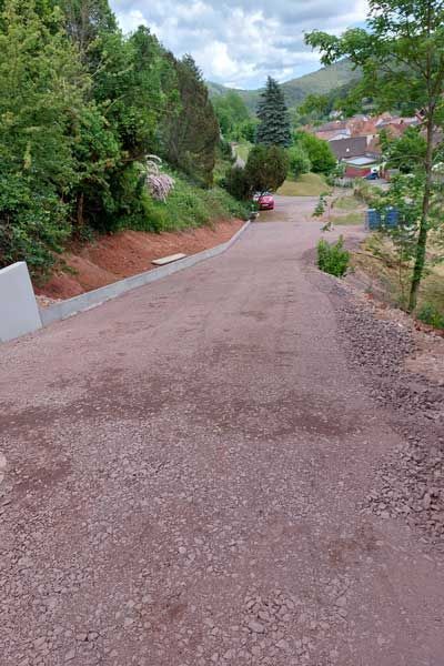 Erstellen einer Zufahrt, Mauerscheiben und Randsteine setzen