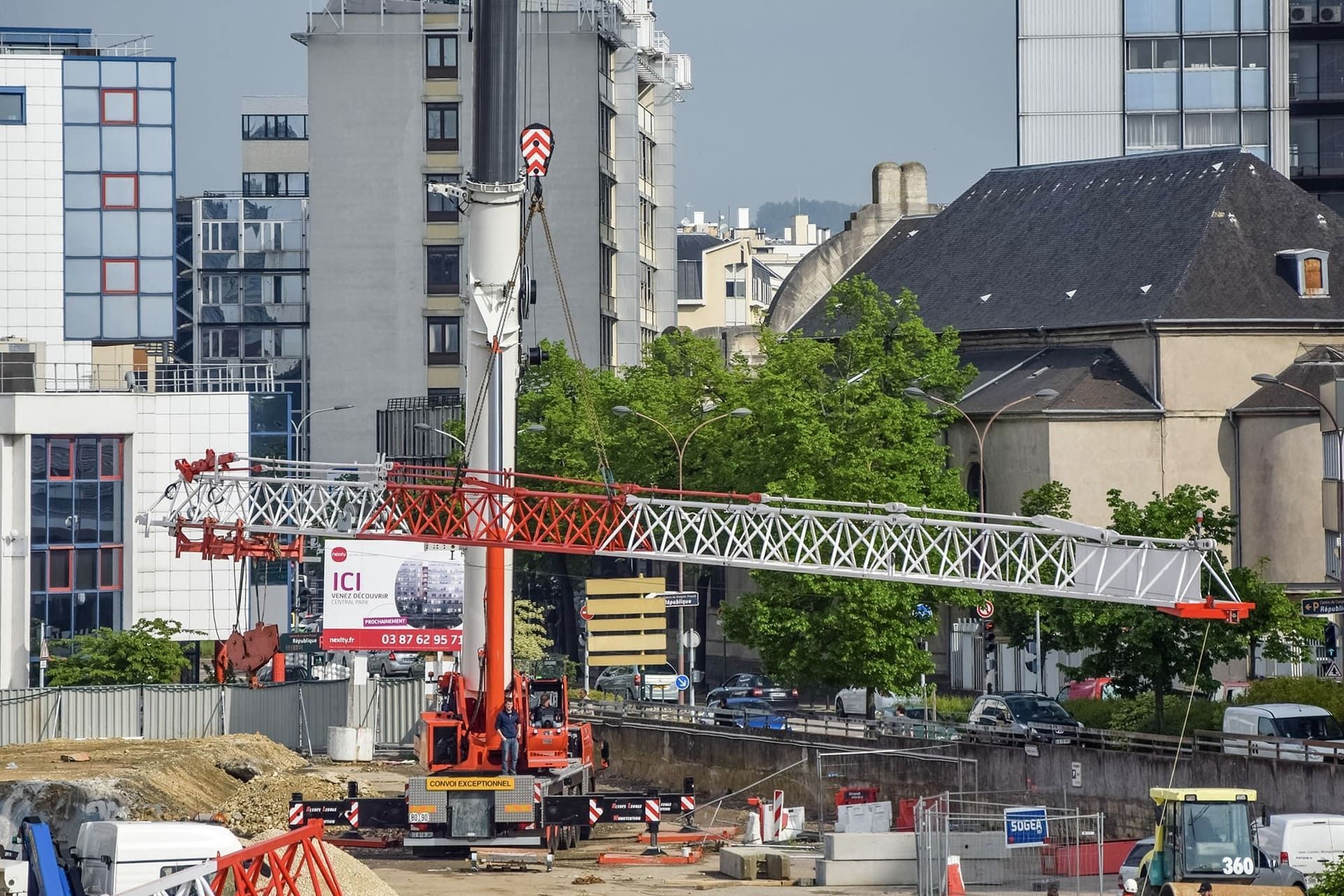 Levage d'un bras de grue sur un chantier