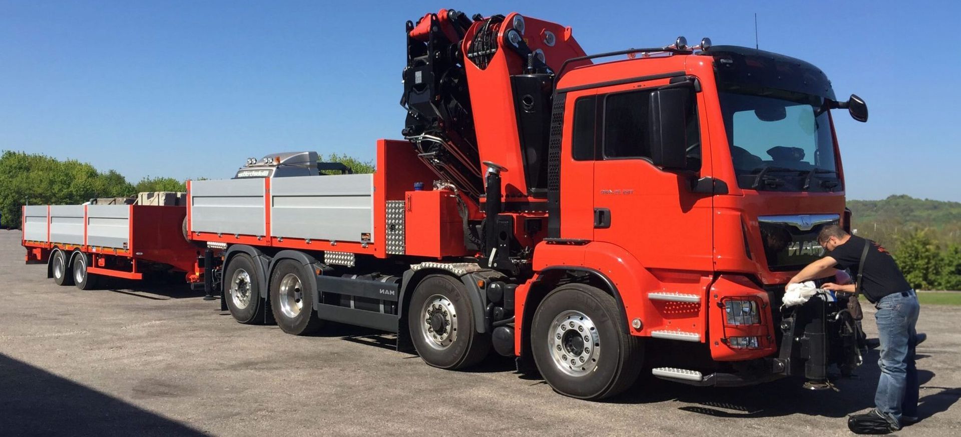 Camion-grue rouge et gris