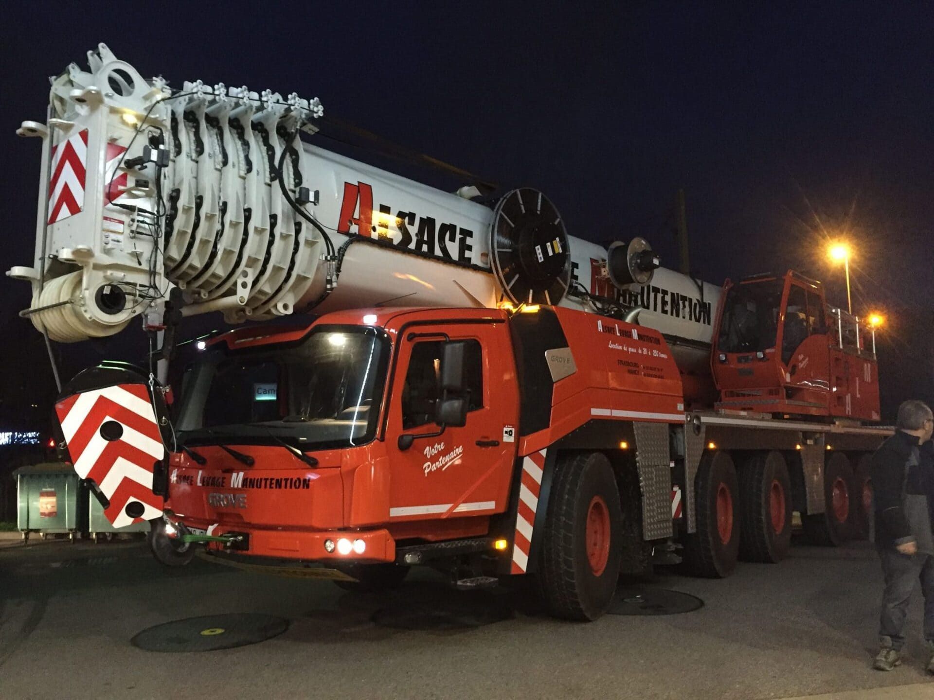 Camion-grue de nuit