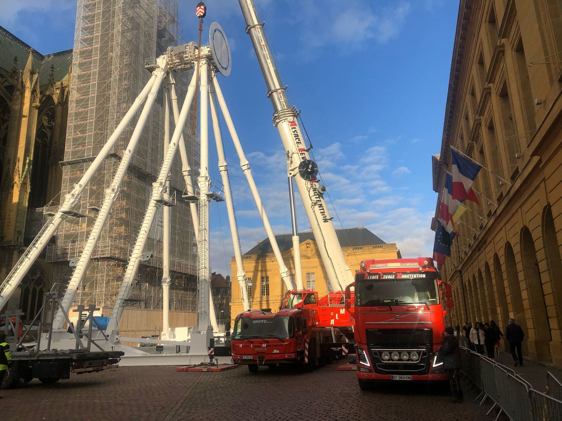 Opération de levage dans un centre-ville