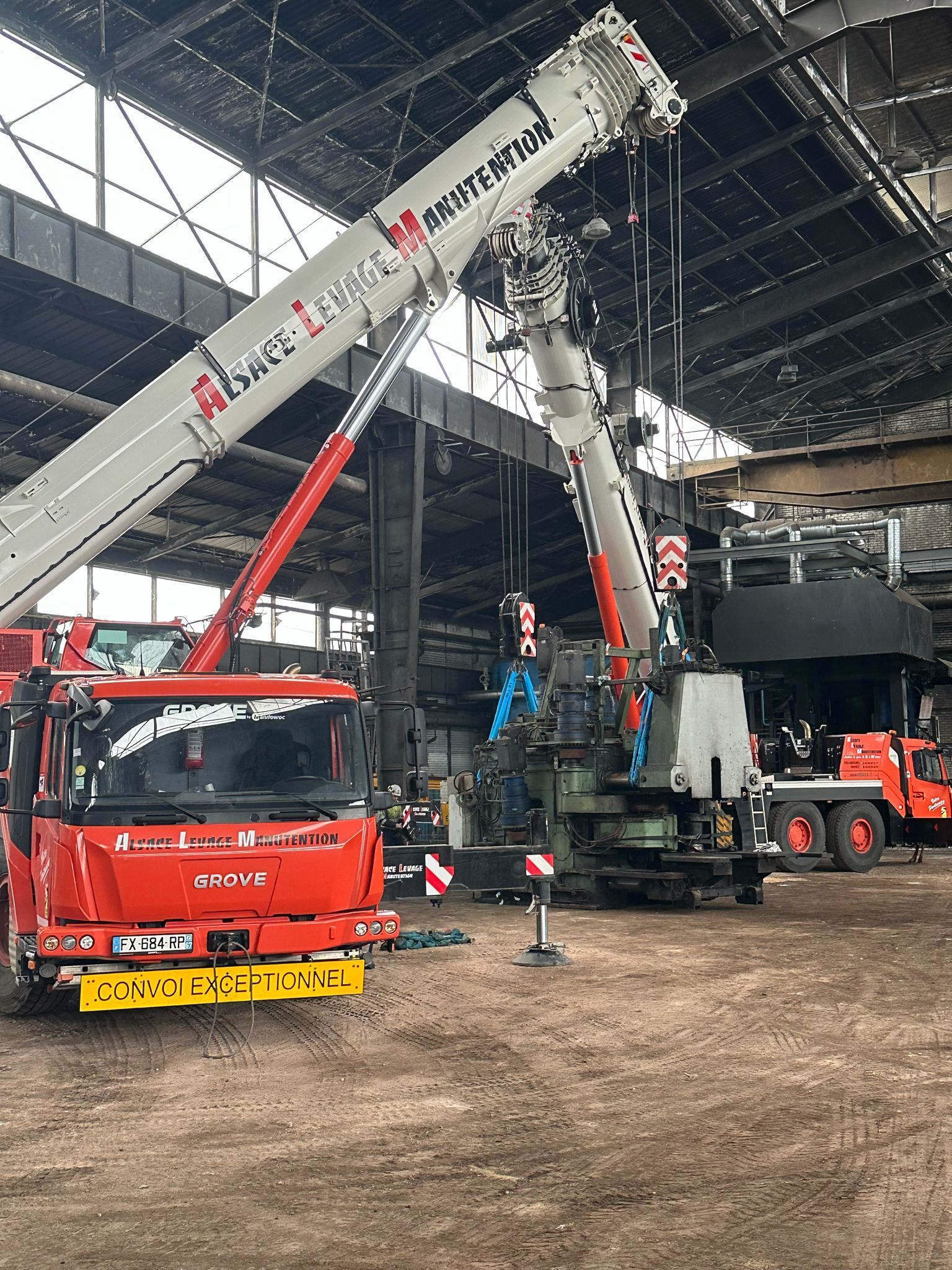 Camion-grue rouge et gris