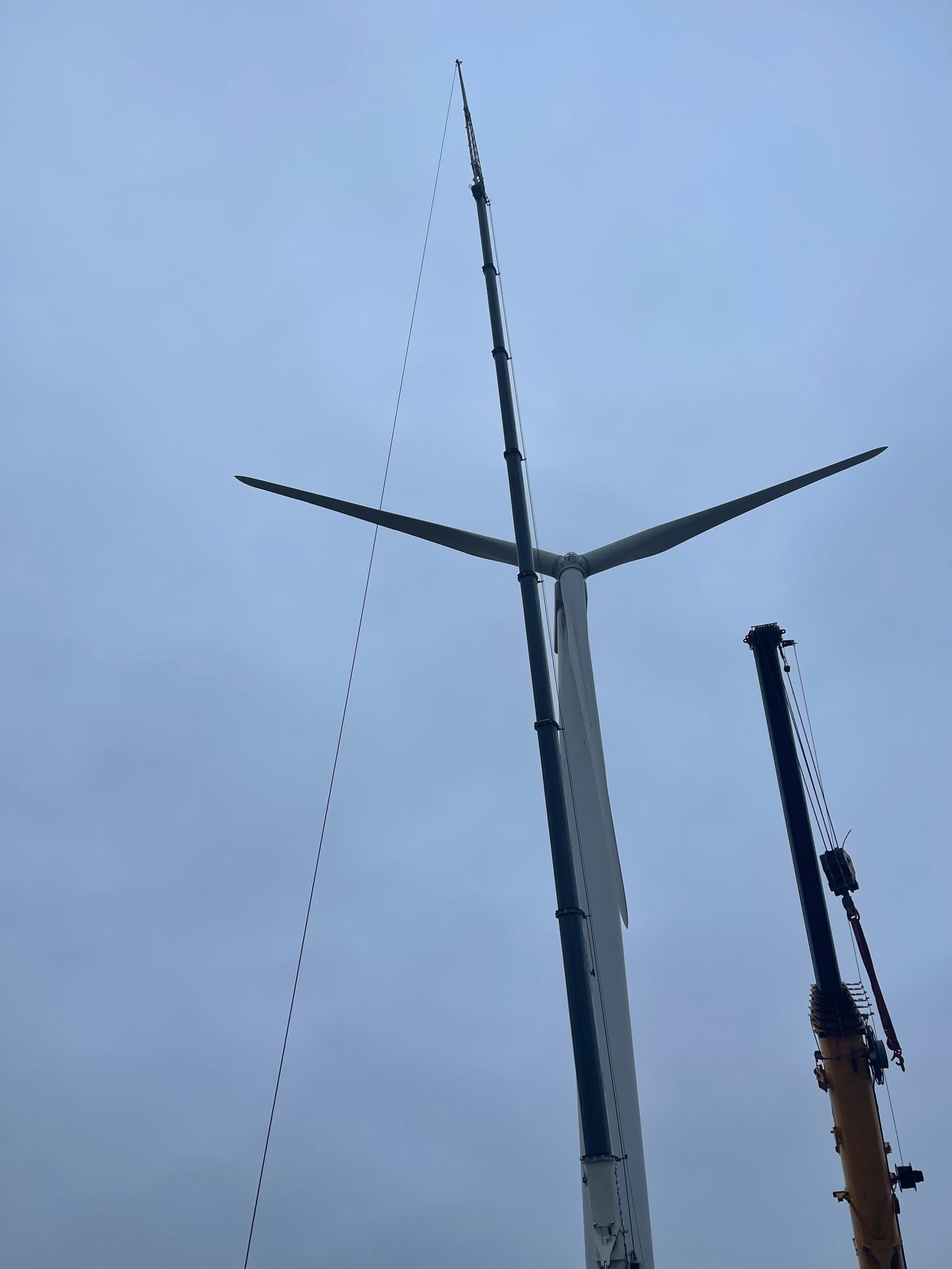 Camion grue sous une éolienne