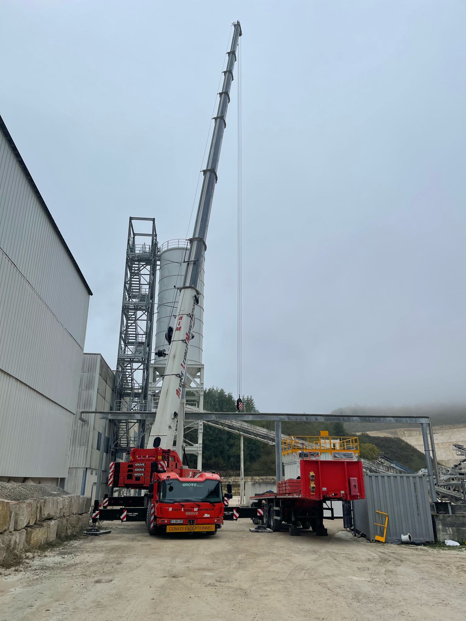 Camion grue levant une structure métallique