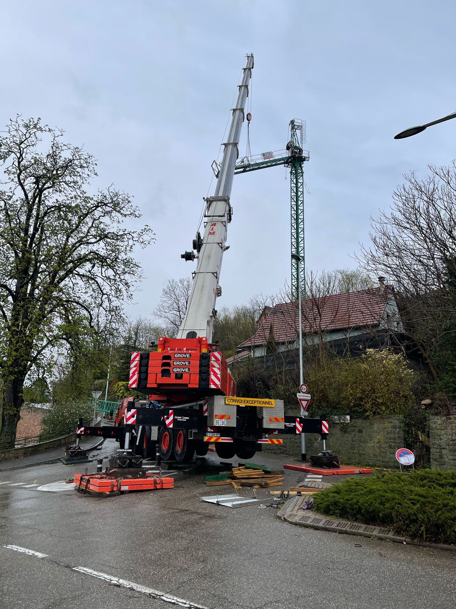 camion grue intervenant en ville 