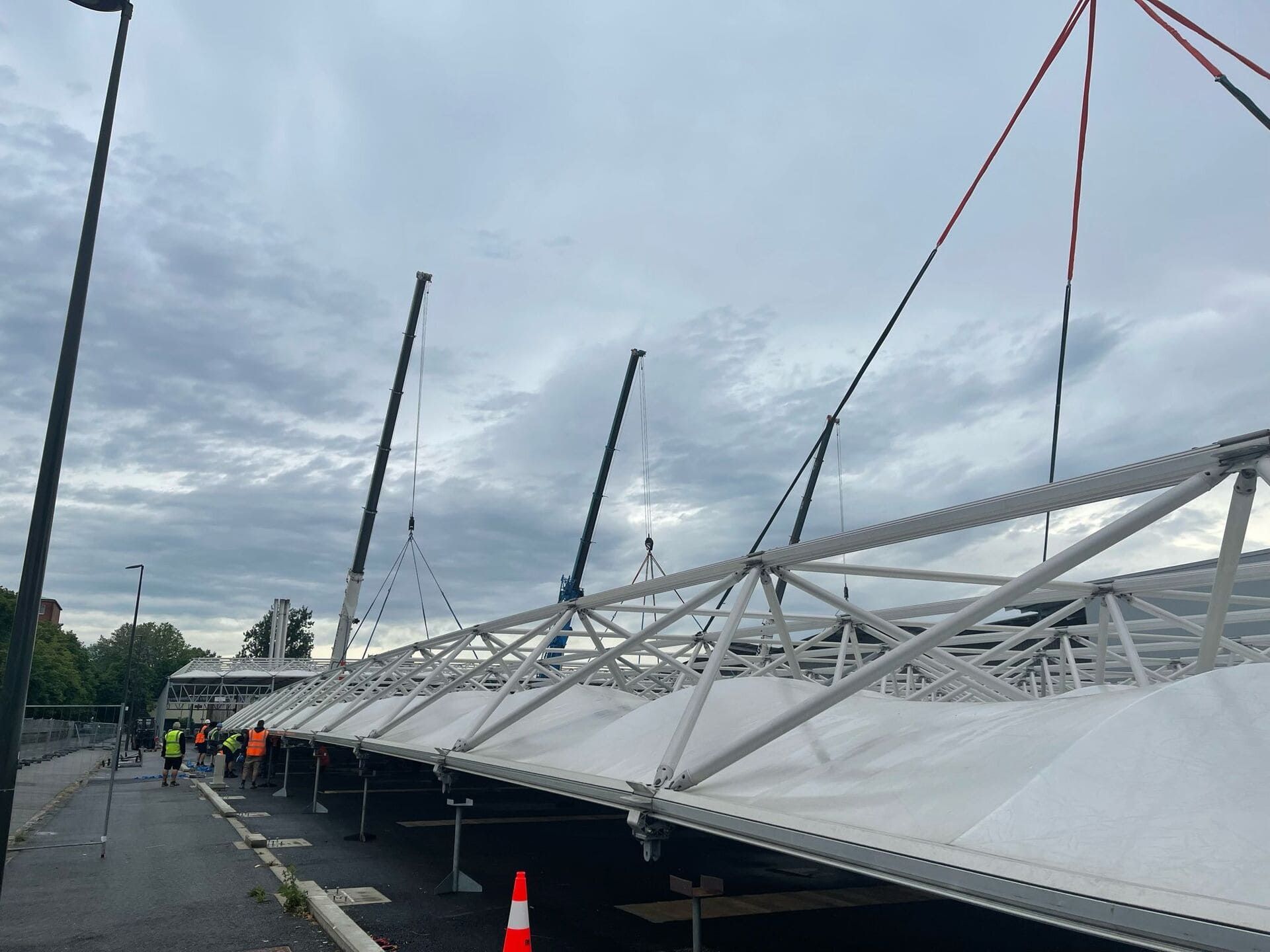 Levage d'une très grosse structure métallique