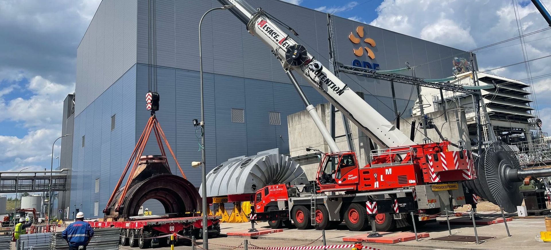 Levage d'un silo métallique par un camion-grue