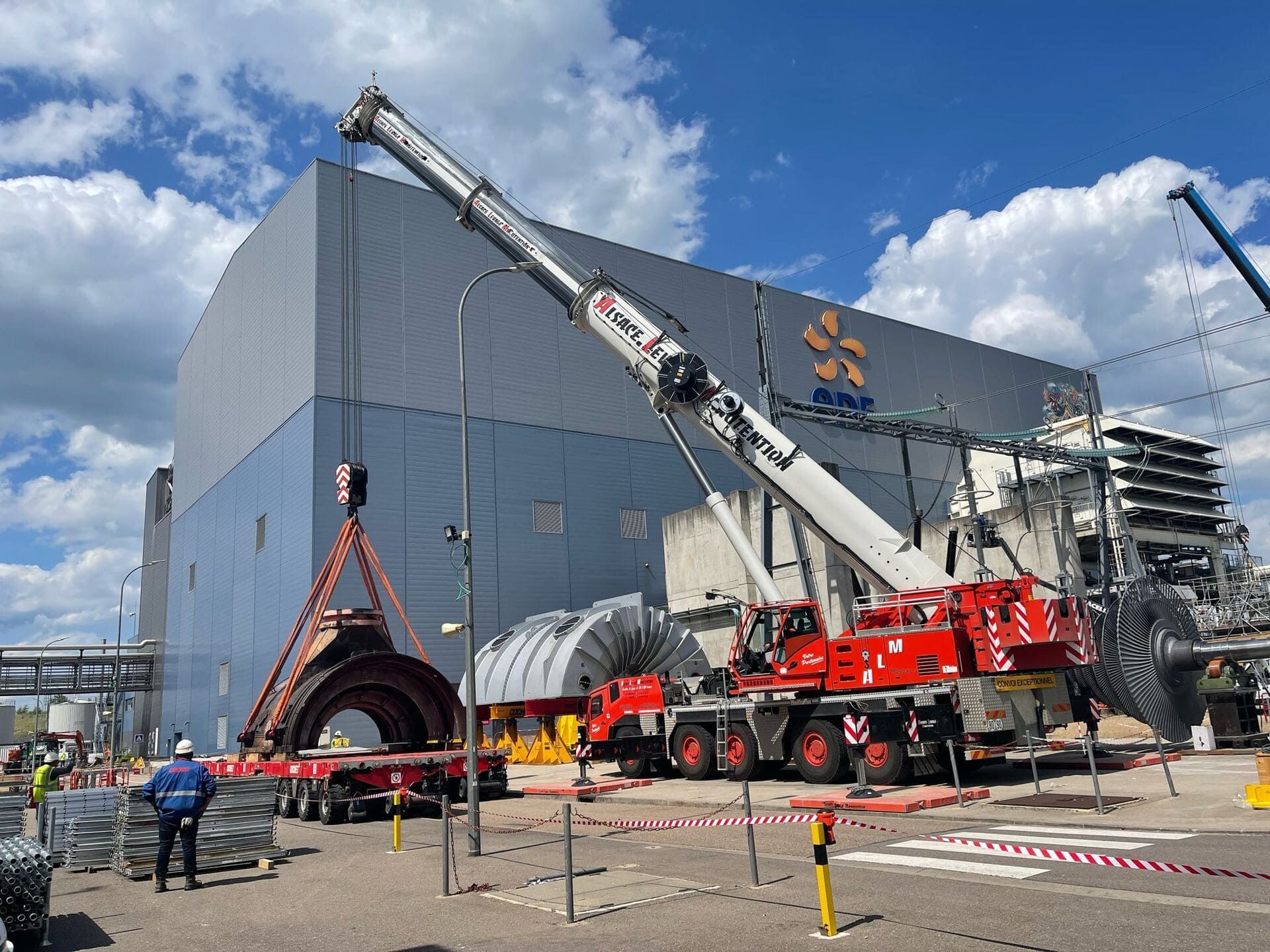 Levage d'un silo métallique par un camion-grue