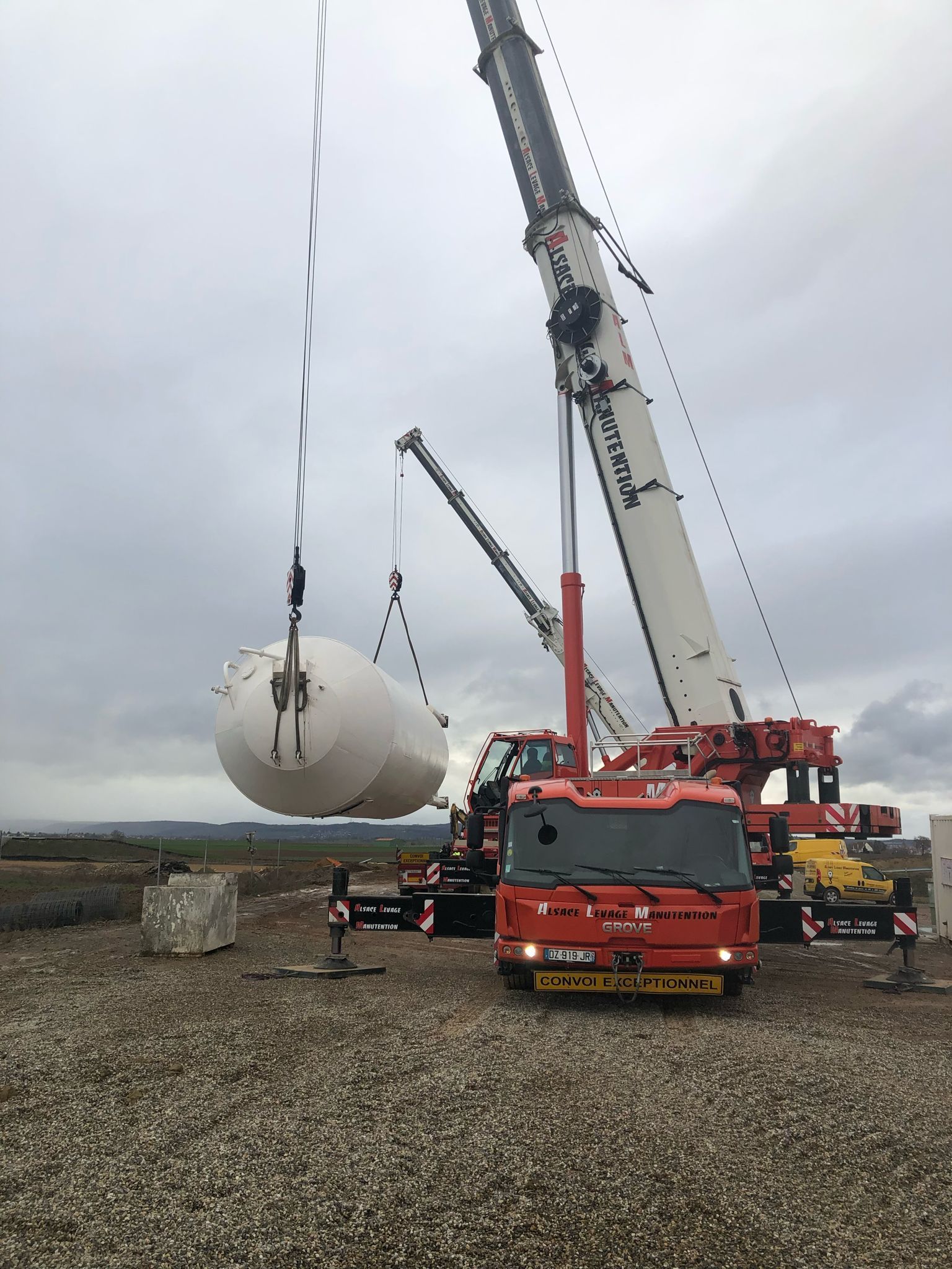 Camion grue rouge