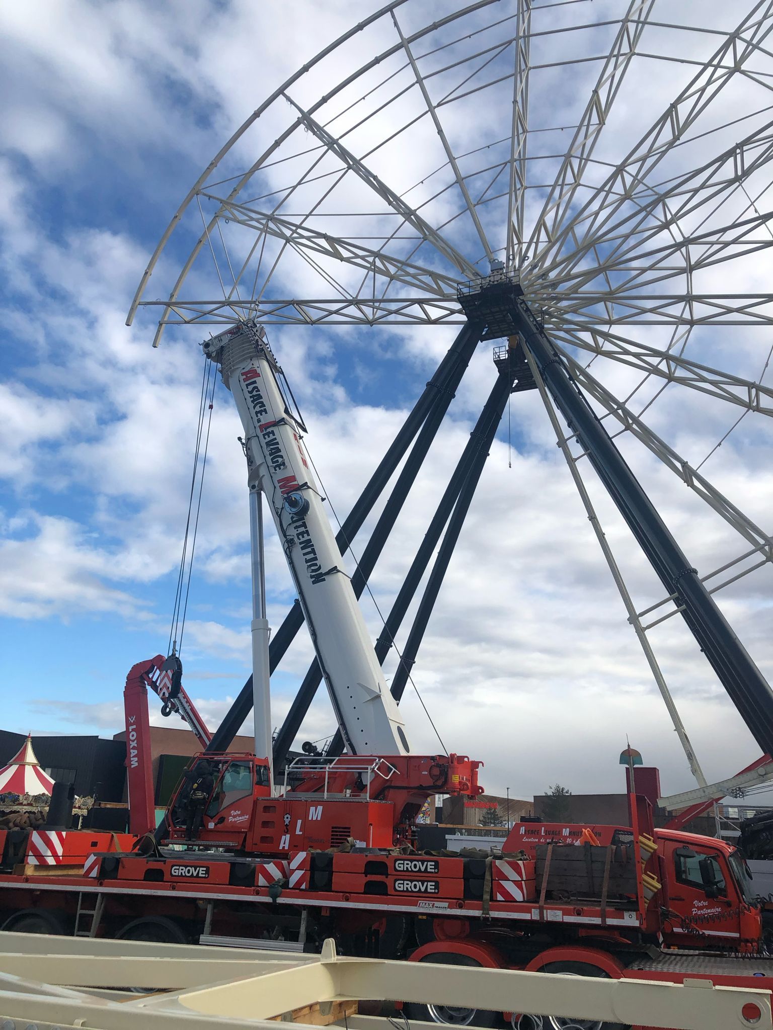 Camion grue devant une grande route