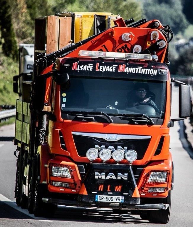 camion grue rouge appartenant à Alsace Levage Manutention