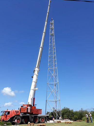 Camion grue installant une grande structure métallique