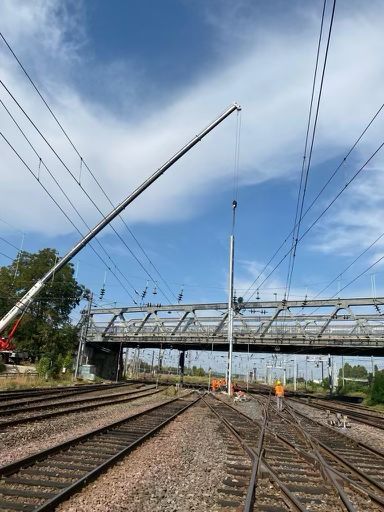 Camion grue intervenant sur une voie ferrée