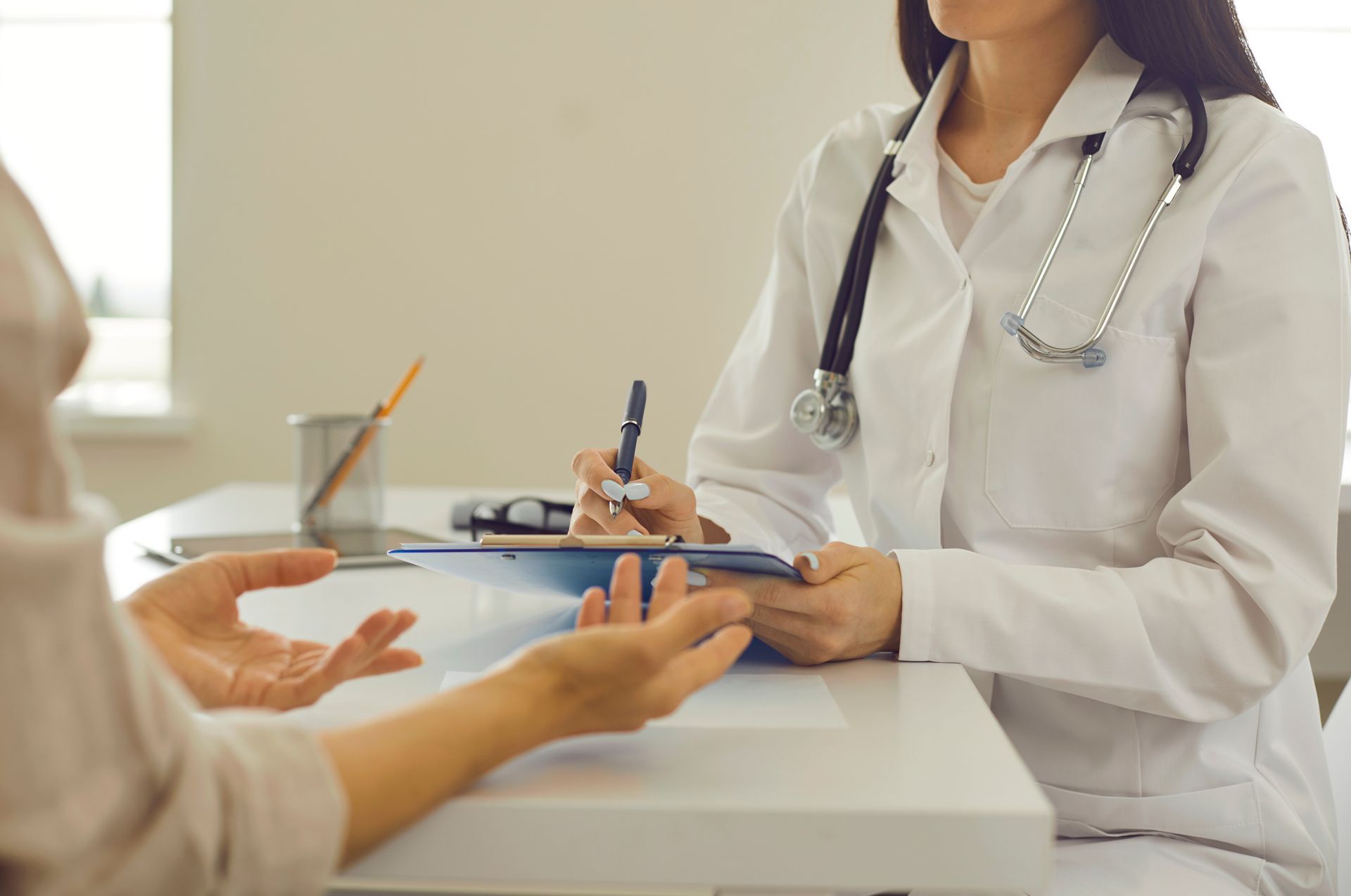 Femme médecin et un patient qui échange