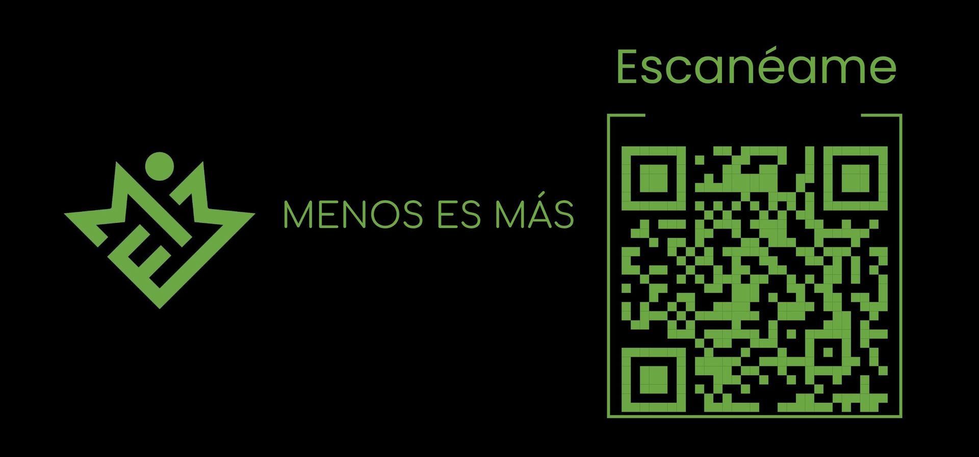 Mujer haciendo ejercicio con una pelota en un estudio, con la pierna levantada.
