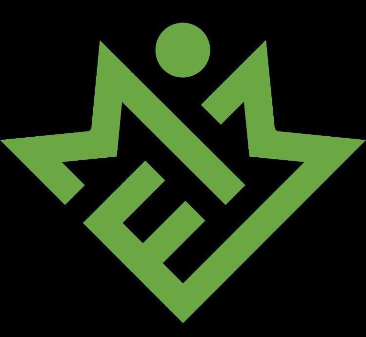 Logotipo verde con letras estilizadas "EM" y un círculo en la parte superior, sobre un fondo negro.