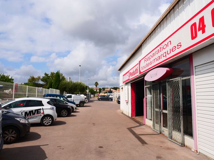 Parking et entrée du garage
