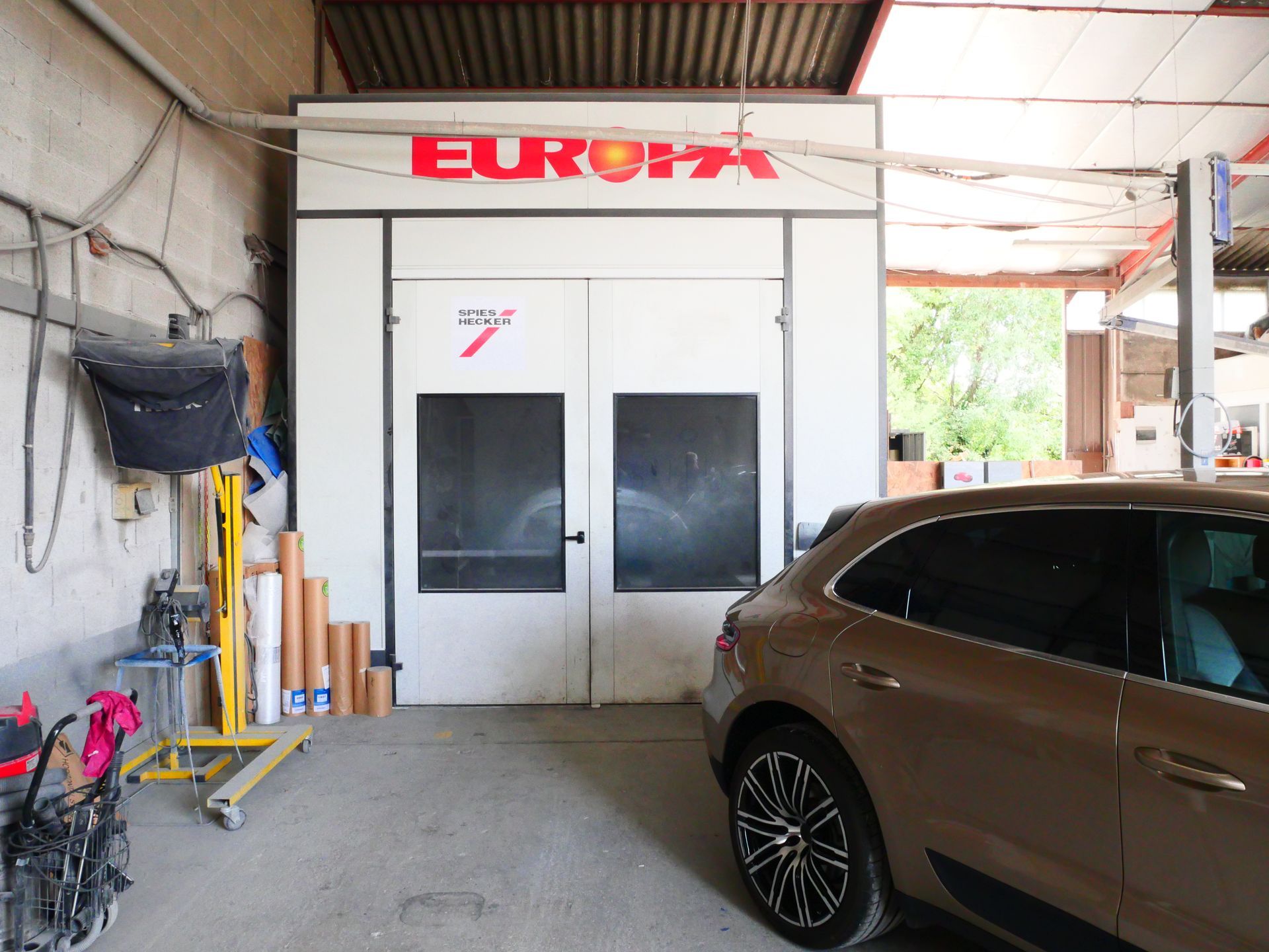 Entrée de la cabine de peinture automobile