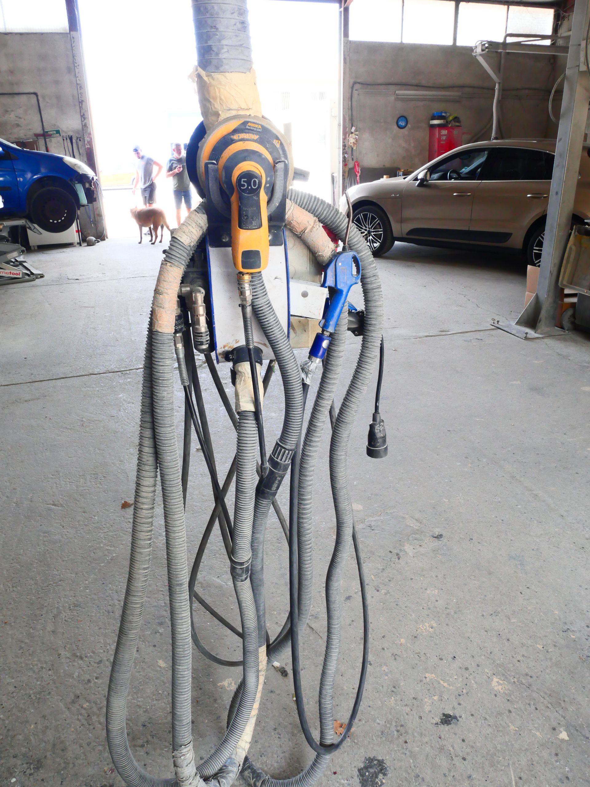 Équipement dans le garage automobile