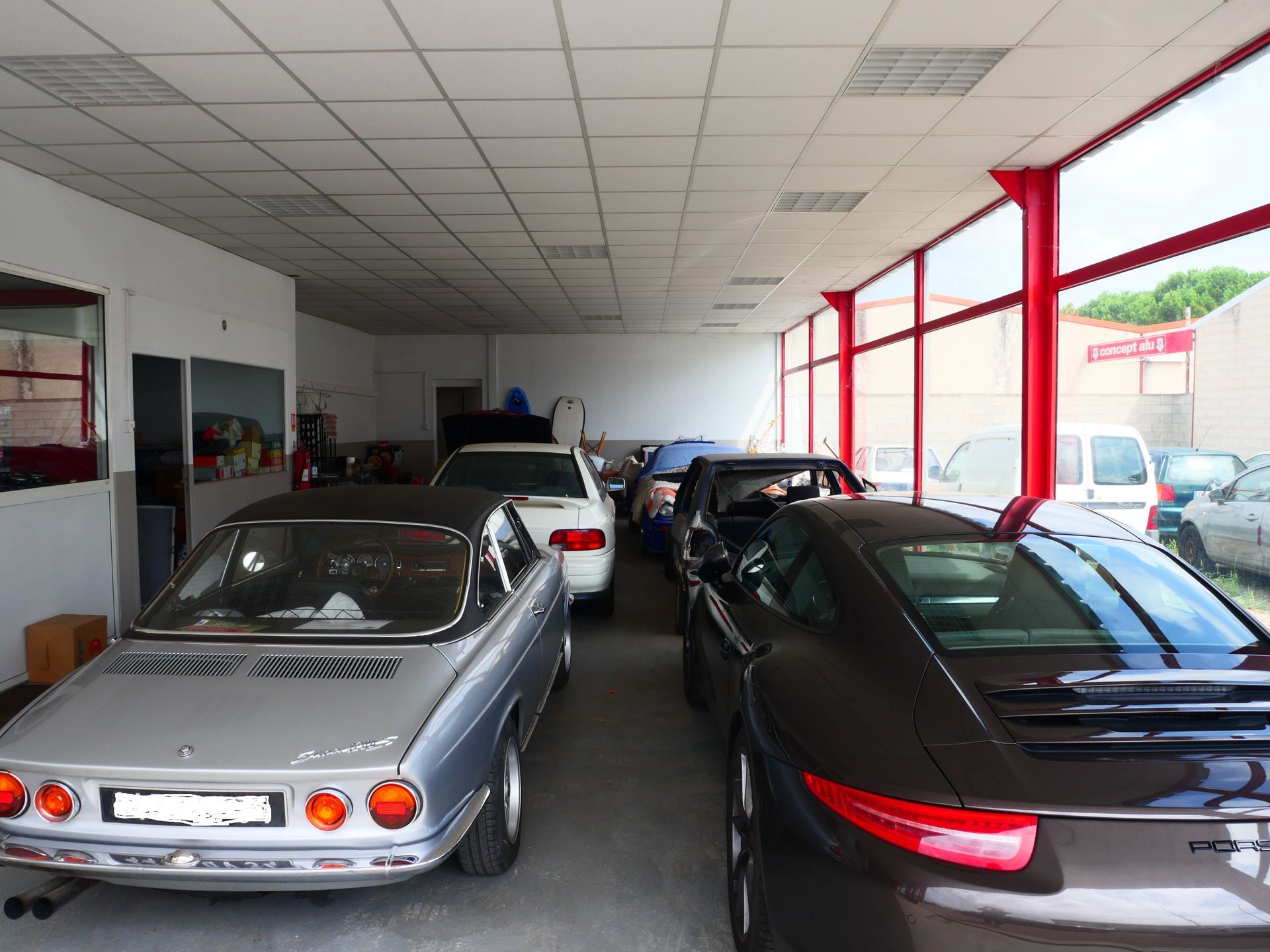 Voitures dans le garage