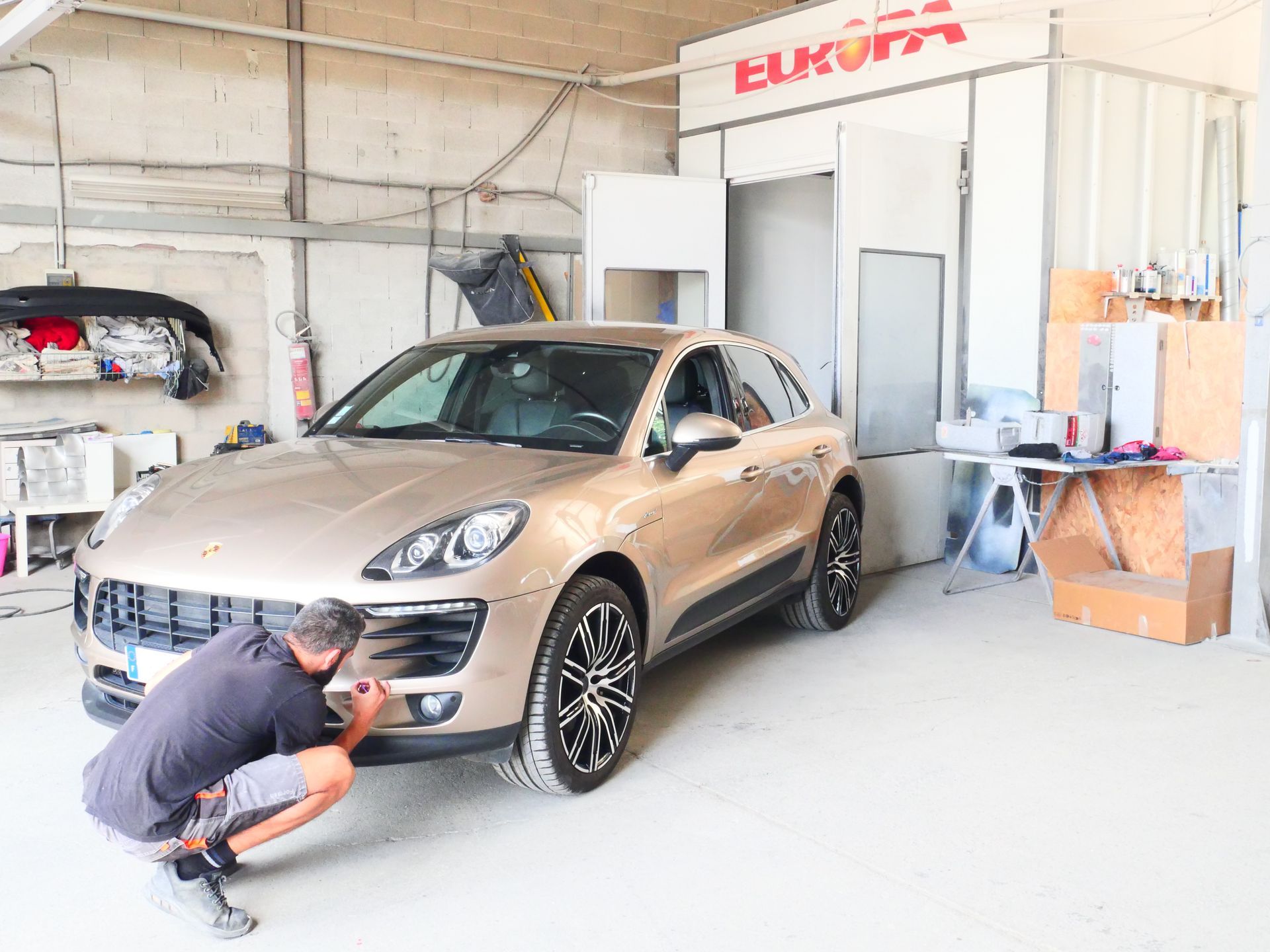 Carrossier vérifiant un véhicule