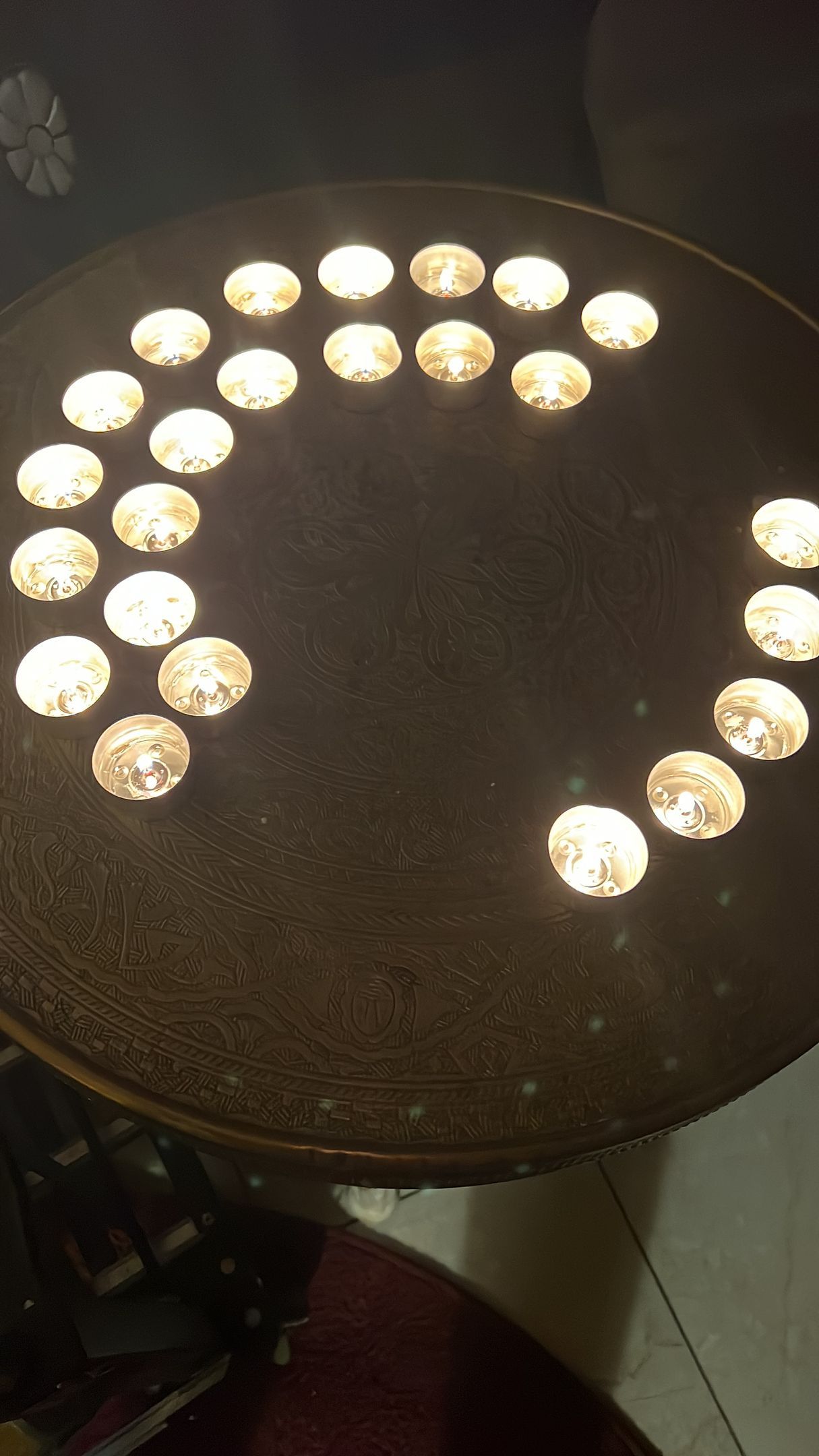 Ein Tisch mit Kerzen darauf in Form eines Herzens