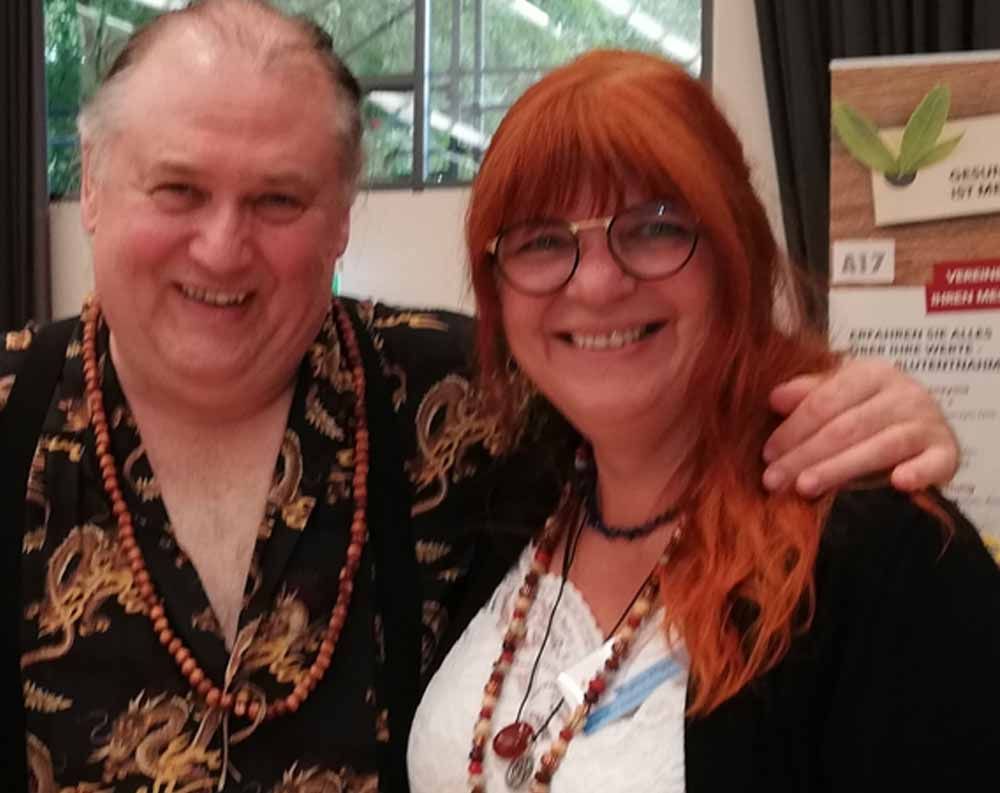 Ein Mann und eine Frau posieren für ein Foto und die Frau hat rote Haare